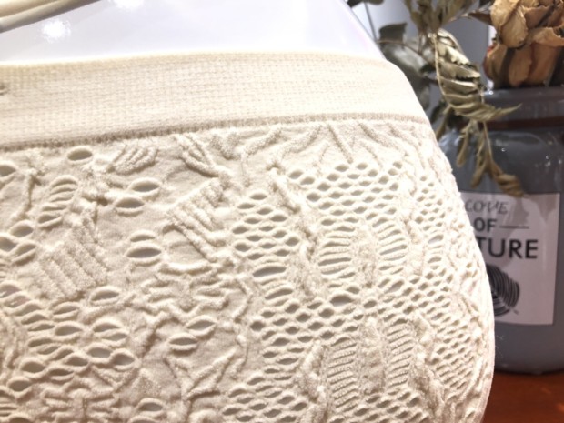 Seamless briefs, openwork lace straps, comfortable fit