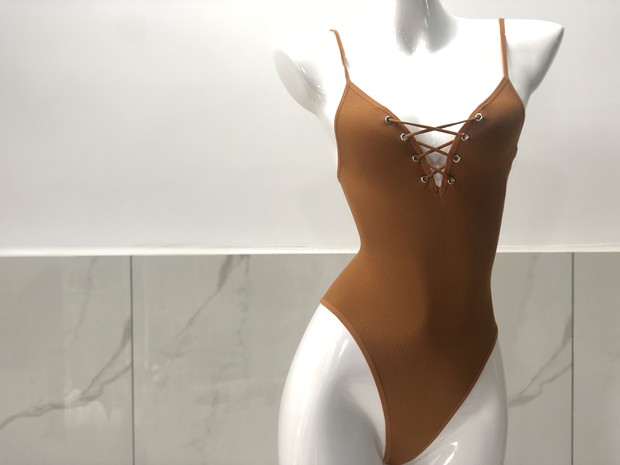 2019 new seamless jumpsuit deep V strap thin shoulder strap sexy