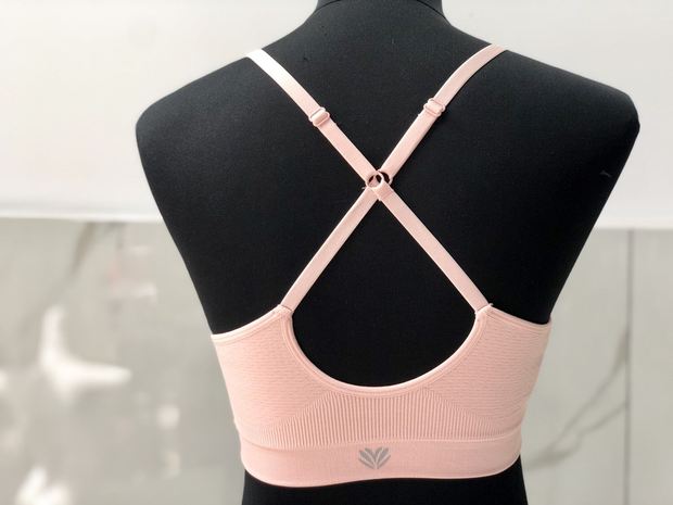 2019 new seamless sports female back cross strap vest with chest pad