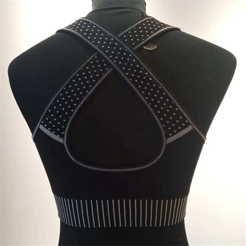 Sports bra with cross straps