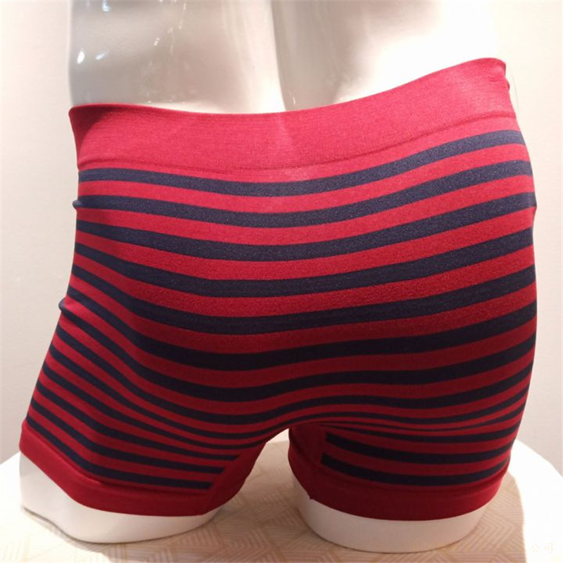 Seamless men's boxer shorts
