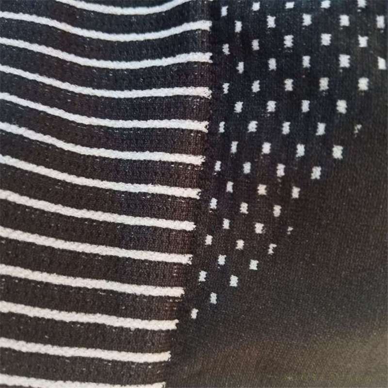 Sports bra with cross straps