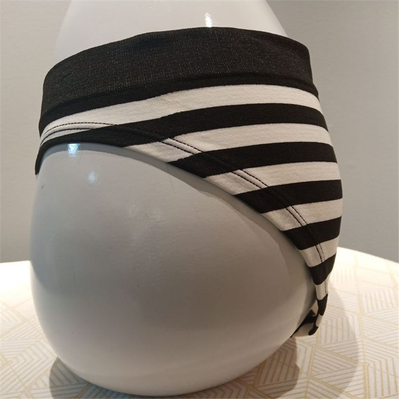 Classic seamless black and white women's briefs