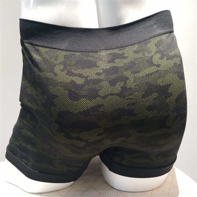 Seamless men's boxer shorts